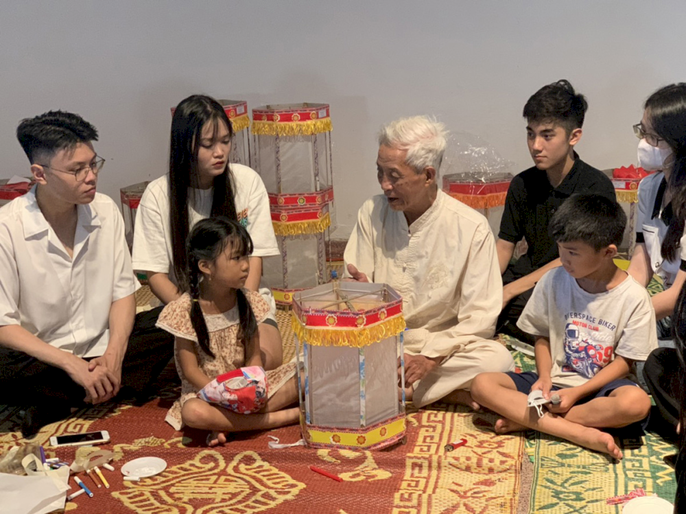 Workshop to guide children to make traditional toys at the Hanoi Museum of Ethnology